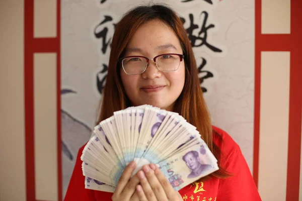 Chinese Teacher Shows Yuan Banknotes Which Given Her Students Who — 图库照片