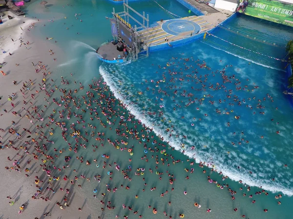 Des Vacanciers Chinois Entassent Parc Aquatique Dans Ville Zhengzhou Province — Photo
