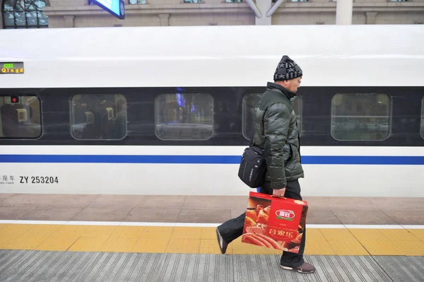 Passageiro Pega Seu Trem Estação Ferroviária Qingdao Cidade Qingdao Província — Fotografia de Stock