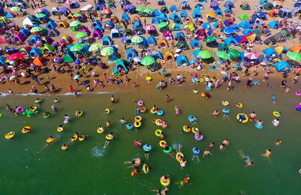 More 000 Holidaymakers Crowd Beach Resort Cool Scorching Day Dalian — Stock Photo, Image