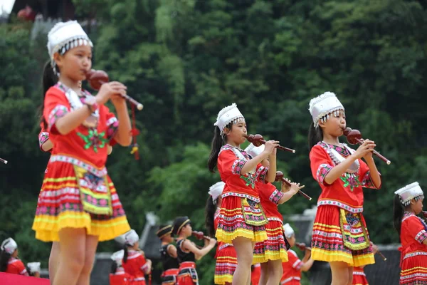 Chinese Mensen Van Etnische Groep Miao Gekleed Klederdracht Uitvoeren Aanbidden — Stockfoto