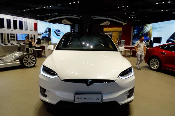 Электромобиль Модели Выставлен Дилерском Магазине Tesla Городе Ухань Провинция Хубэй — стоковое фото
