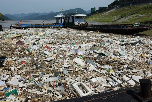 2018 日重慶市雲陽県の長江に浮かぶゴミのビュー — ストック写真