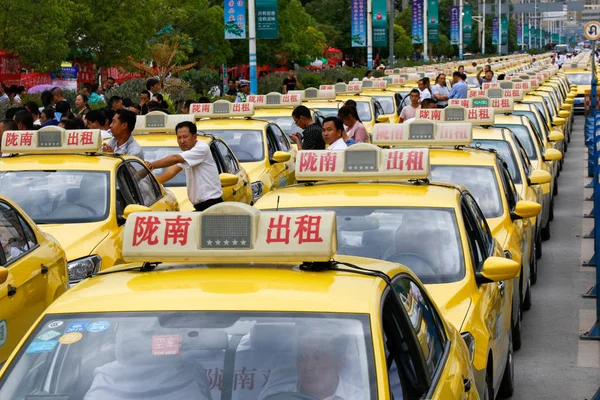 Sürücüleri Gönüllü Arabayla Haziran 2018 Longnan Şehirde Kuzeybatı Çin Gansu — Stok fotoğraf