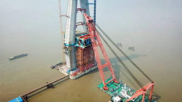世界の最も長い斜張橋 2018 日中国東部の江蘇省南通市で長江の上に胡同 長江川橋の 主要な桟橋の建設現場の空撮 — ストック写真