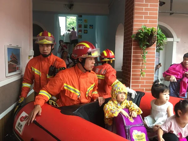 Κινέζοι Διασώστες Εκκενώνουν Ντόπιους Κατοίκους Από Πλημμυρισμένες Περιοχές Που Προκαλούνται — Φωτογραφία Αρχείου