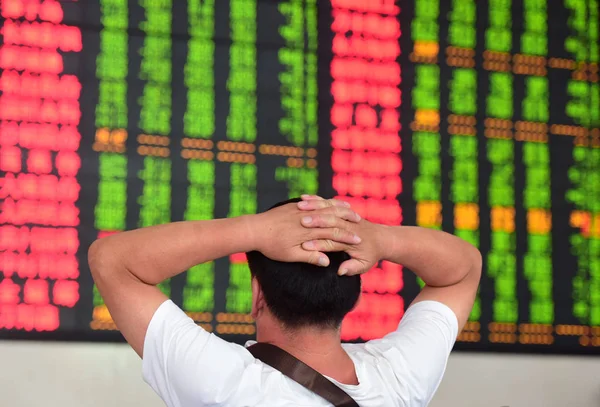 Стурбований Китайський Інвестора Дивиться Цін Акцій Червоний Зростання Цін Зелений — стокове фото