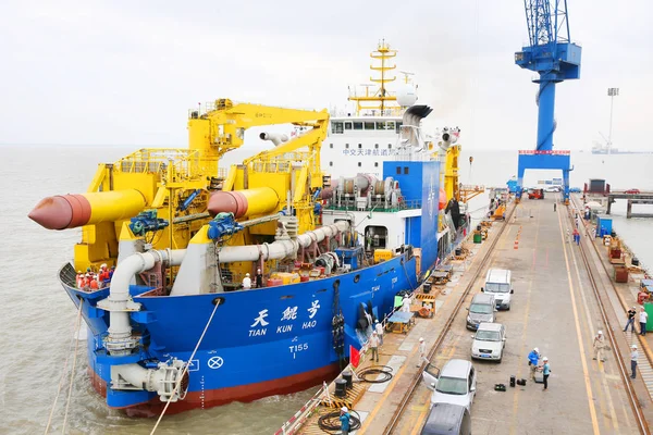 Asiens Größtes Und Modernstes Baggerschiff Tian Kun Hao Legt Einem — Stockfoto