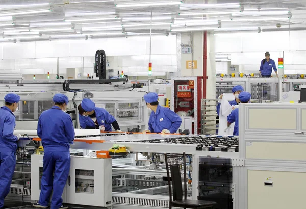 Chinese Werknemers Controleren Fotovoltaïsche Cellen Gebruikt Zonnepanelen Maken Een Plant — Stockfoto