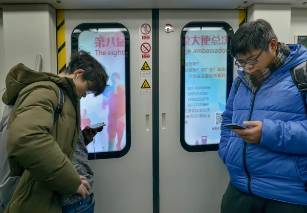 Passageiros Usam Seus Smartphones Para Navegar Internet Trem Metrô Cidade — Fotografia de Stock
