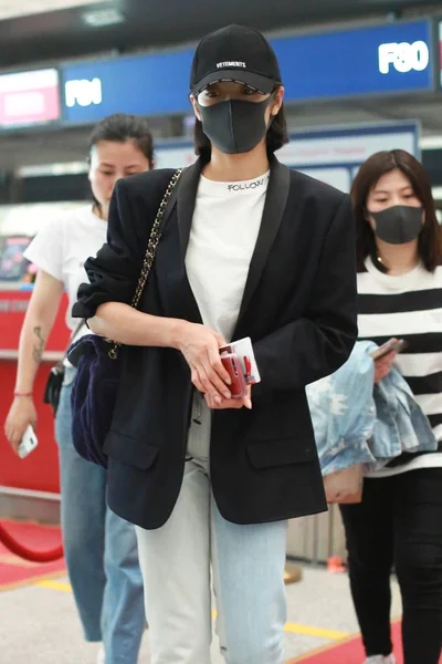 中国歌手 女演员维多利亚 宋或宋谦于2018年6月3日出发前抵达北京首都国际机场 — 图库照片