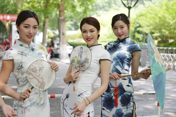 Cuatro Mujeres Chinas Vestidas Con Cheongsam También Conocido Como Qipao — Foto de Stock