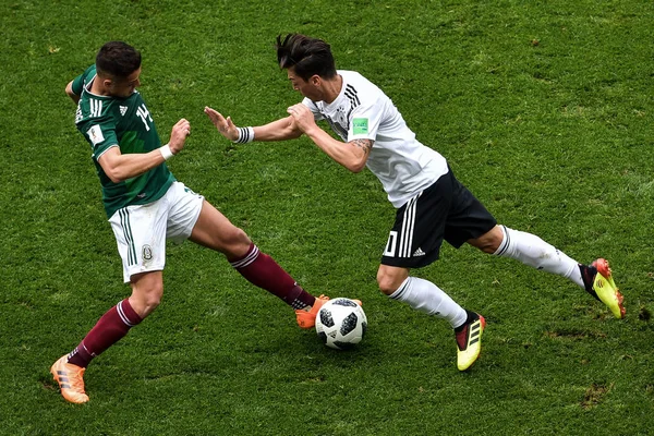 Javier Hernandez México Esquerda Desafia Mesut Oezil Ozil Alemanha Seu — Fotografia de Stock