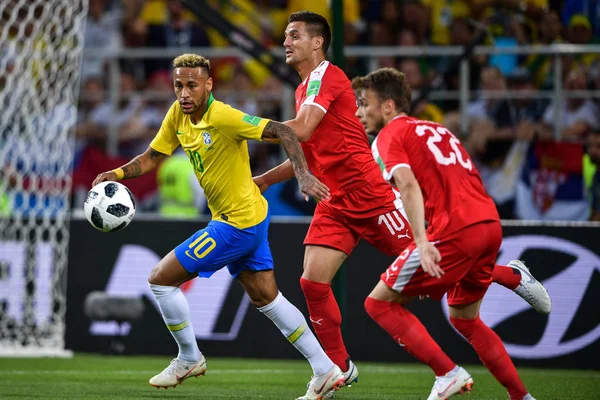 Neymar Brasil Izquierda Desafía Dusan Tadic Centro Adem Ljajic Serbia — Foto de Stock