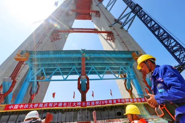 Chinesische Arbeiter Arbeiten Auf Der Baustelle Des Hauptpfeilers Der Längsten — Stockfoto