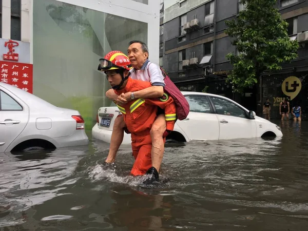 Китайский Спасатель Эвакуирует Местных Жителей Затопленных Районов Вызванных Сильным Ливнем — стоковое фото
