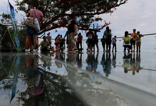 Séta Turisták Egy Pohár Fenekű Égbolt Gyalogjárda Yalong Bay Erdei — Stock Fotó