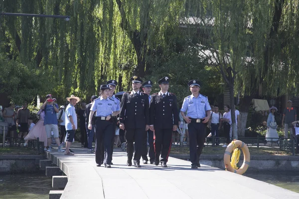 Oficiales Policía Italianos Realizan Patrullas Conjuntas Con Oficiales Policía Chinos — Foto de Stock