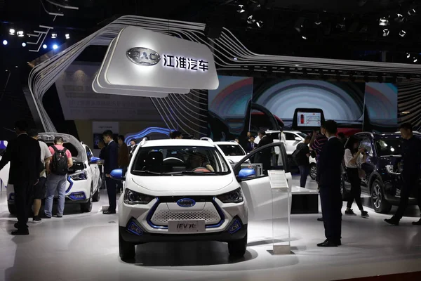 Persone Visitano Stand Jac China Anhui Jianghuai Automobile Ltd Durante — Foto Stock