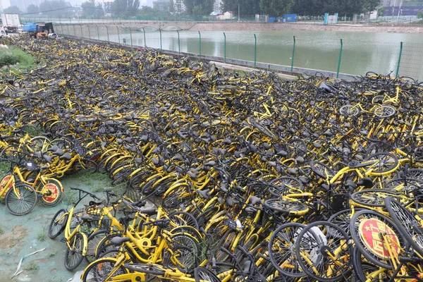 Σπασμένα Και Διαλύθηκε Για Σκραπ Ποδήλατα Της Κινεζικής Ποδήλατο Επιμερισμού — Φωτογραφία Αρχείου