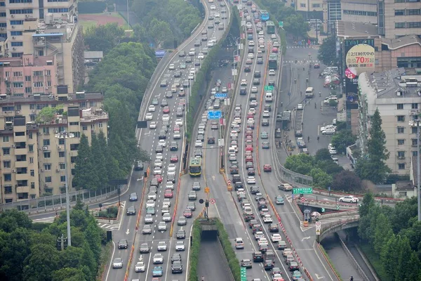Masses Vehicles Move Slowly Elevated Highway Hangzhou City East China — Stock Photo, Image