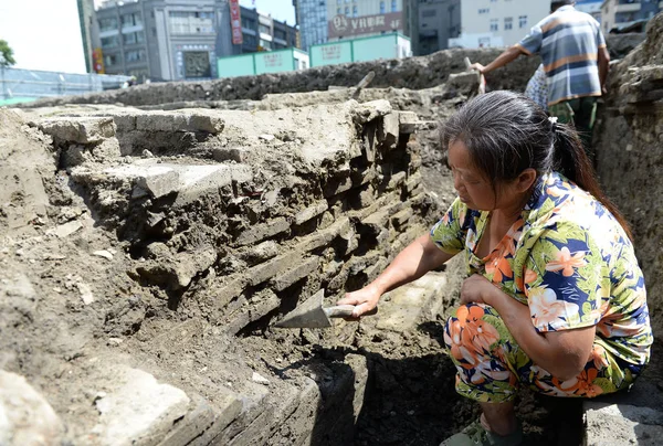 Trabalhadores Chineses Investigam Local Escavação Uma Antiga Cidade Ruínas Final — Fotografia de Stock