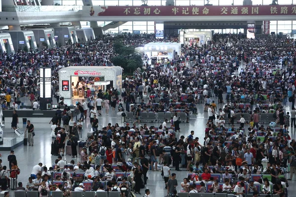 Passagerare Vänta Hangzhou East Stationen Som Deras Tåg Var Försenat — Stockfoto