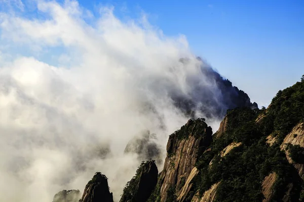 Paisagem Dicas Montanha Subindo Acima Nuvens Encantadoras Ponto Cênico Montanha — Fotografia de Stock