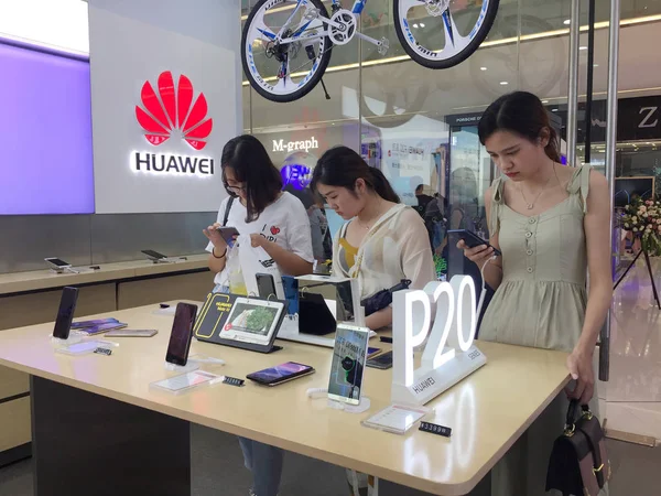 Customers Shop Store Huawei Wuhan City Central China Hubei Province — стоковое фото