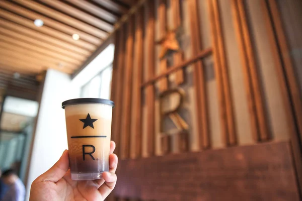 2018年6月29日 一位顾客在中国北京星巴克储备店新开张的旗舰店展示一杯咖啡 — 图库照片