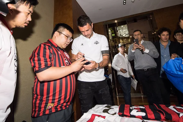 意大利退役足球运动员保罗 马尔蒂尼为2018年5月31日在中国上海举行的2018年超级企鹅足球名人游戏的正式肖像画会议做准备 — 图库照片
