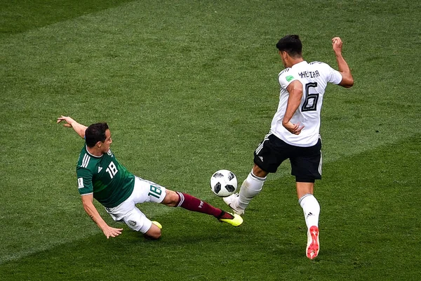 Andres Guardado México Esquerda Desafia Sami Khedira Alemanha Seu Jogo — Fotografia de Stock