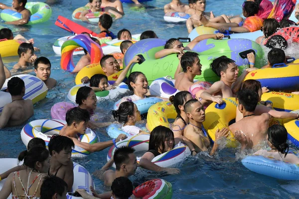 Čínští Turisté Davu Vodní Park Ochladit Horkém Dni Chongqing Čína — Stock fotografie