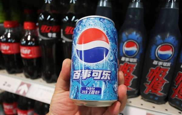 Zákazník Ukazuje Láhev Pepsi Koksu Supermarketu Městě Xuchang Středočínská Provincie — Stock fotografie