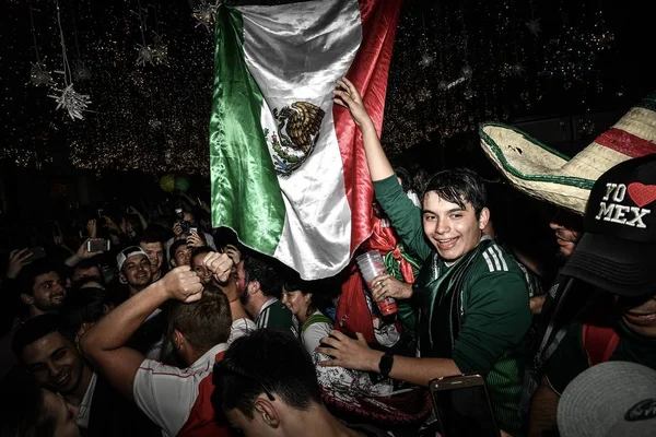 Fans Mexikos Schwenken Fahnen Und Rufen Nach Dem Sieg Mexikos — Stockfoto