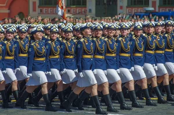 Mujeres Soldados Rusas Marchan Largo Plaza Roja Durante Desfile Militar — Foto de Stock