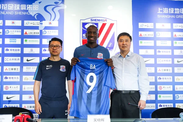 Senegalesisk Anfallare Demba Center Shanghai Shenhua Deltar Presskonferens Shanghai Kina — Stockfoto