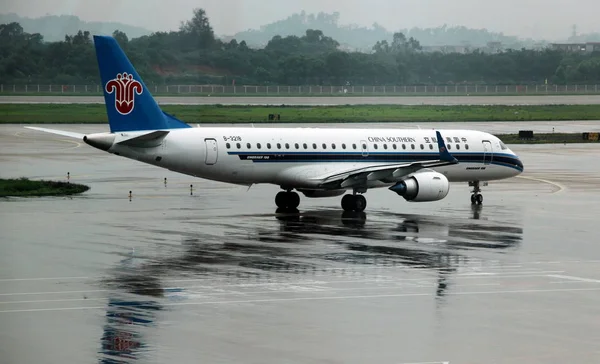 Egy Embraer 190 Sugárhajtású Repülőgép China Southern Airlines Taxik Guangzhou — Stock Fotó