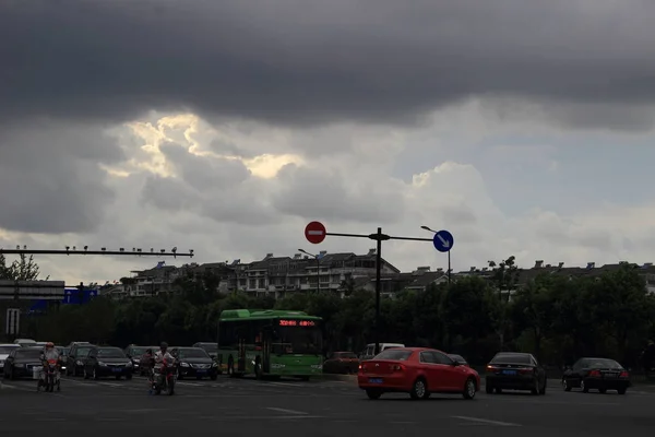 2018 日中国東部の浙江省紹興市に近づくと 年台風台風 Ampil として圧延雲の風景 — ストック写真