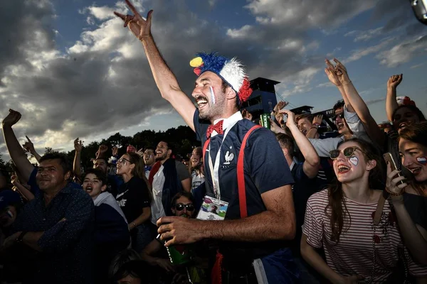 Fãs Franceses Comemoram Vitória Enquanto Assistem Jogo Grupo Entre França — Fotografia de Stock