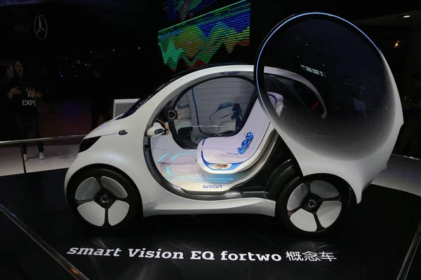 2018年6月13日在中国上海举行的2018年亚洲国际消费电子展 Ces Asia 2018 展出了戴姆勒银的智能视觉 For2 概念车 — 图库照片