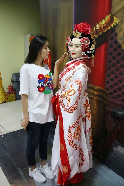 Visitor Looks Wax Figure Chinese Actress Fan Bingbing Dressed Traditional — Stock Photo, Image