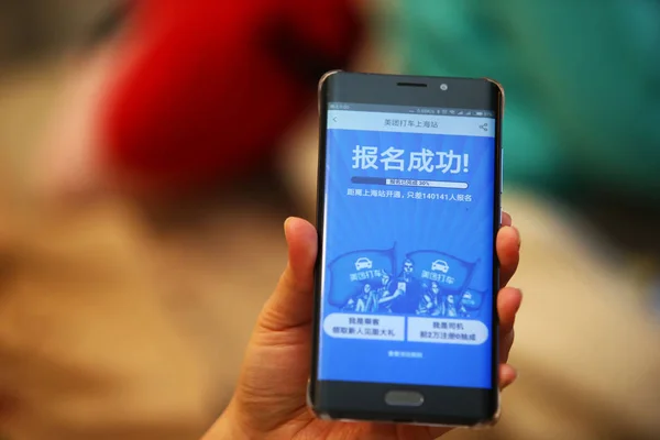 Mobile Phone User Uses Mobile App Meituan Dache Car Hailing — Stock Photo, Image
