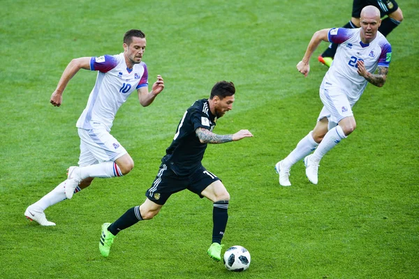 Lionel Messi Argentina Centro Dribla Bola Contra Islândia Seu Jogo — Fotografia de Stock