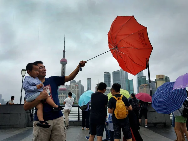 Turisták Árnyékolás Magukat Napernyők Bátor Erős Szél Heves Esőzések Okozta — Stock Fotó