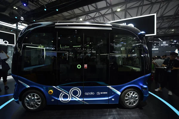 Apolong Της Κίνας Πρώτη Αυτο Οδήγηση Μικροκυκλοφορία Ηλεκτρικό Minibus Αναπτύχθηκε — Φωτογραφία Αρχείου