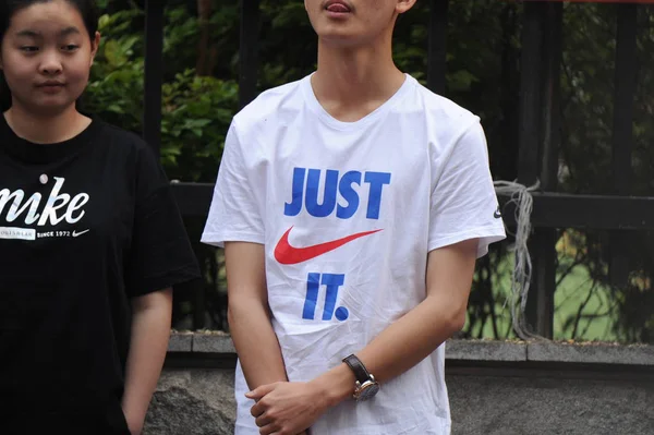 Chinese Studnets Wearing Nike Tee Shirts Hopes Answers All Right — Φωτογραφία Αρχείου