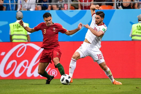 Pepe Portugal Left Challenges Alireza Jahanbakhsh Iran Group Match 2018 — Stock Photo, Image