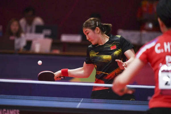 在印尼雅加达举行的 8年亚运会 正式名称为第18届亚运会 也称雅加达 帕伦邦 中国选手陈蒙在女子乒乓球队决赛中重返朝鲜查孝西姆 — 图库照片