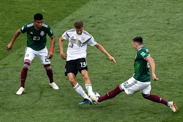 Thomas Müller Müller Aus Deutschland Mitte Fordert Hector Herrera Rechts — Stockfoto